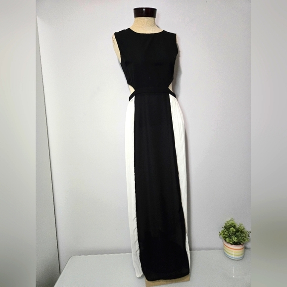 MOLLY BRACKEN NWT black and white  sleeveless maxi dress with cut-out sides. XS - Picture 2 of 15